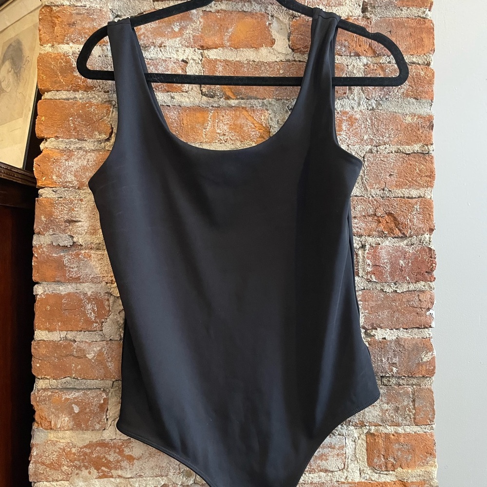 Express Body Contour Women’s Medium Black Scoop Neck Bodysuit